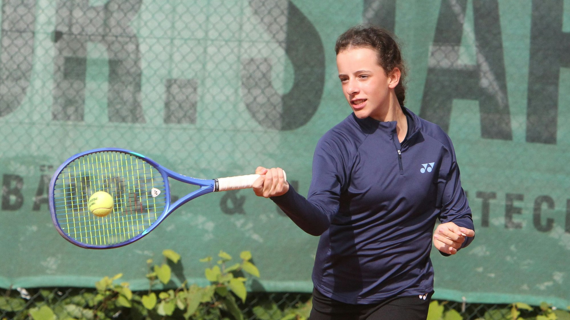 Tennisspielerin Amilia Groos startet mit zwölf Jahren durch. Bei der deutschen U12-Meisterschaft wurde sie im Sommer Zweite.