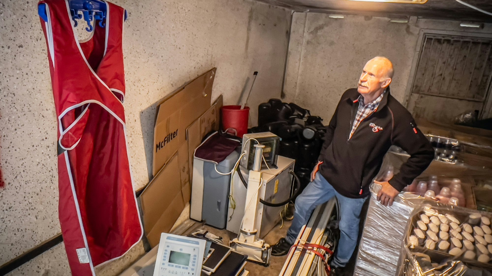 Gerd Kortschlag und das Röntgengerät aus der praxis Mülleneisen. Bild: Ralf Krieger