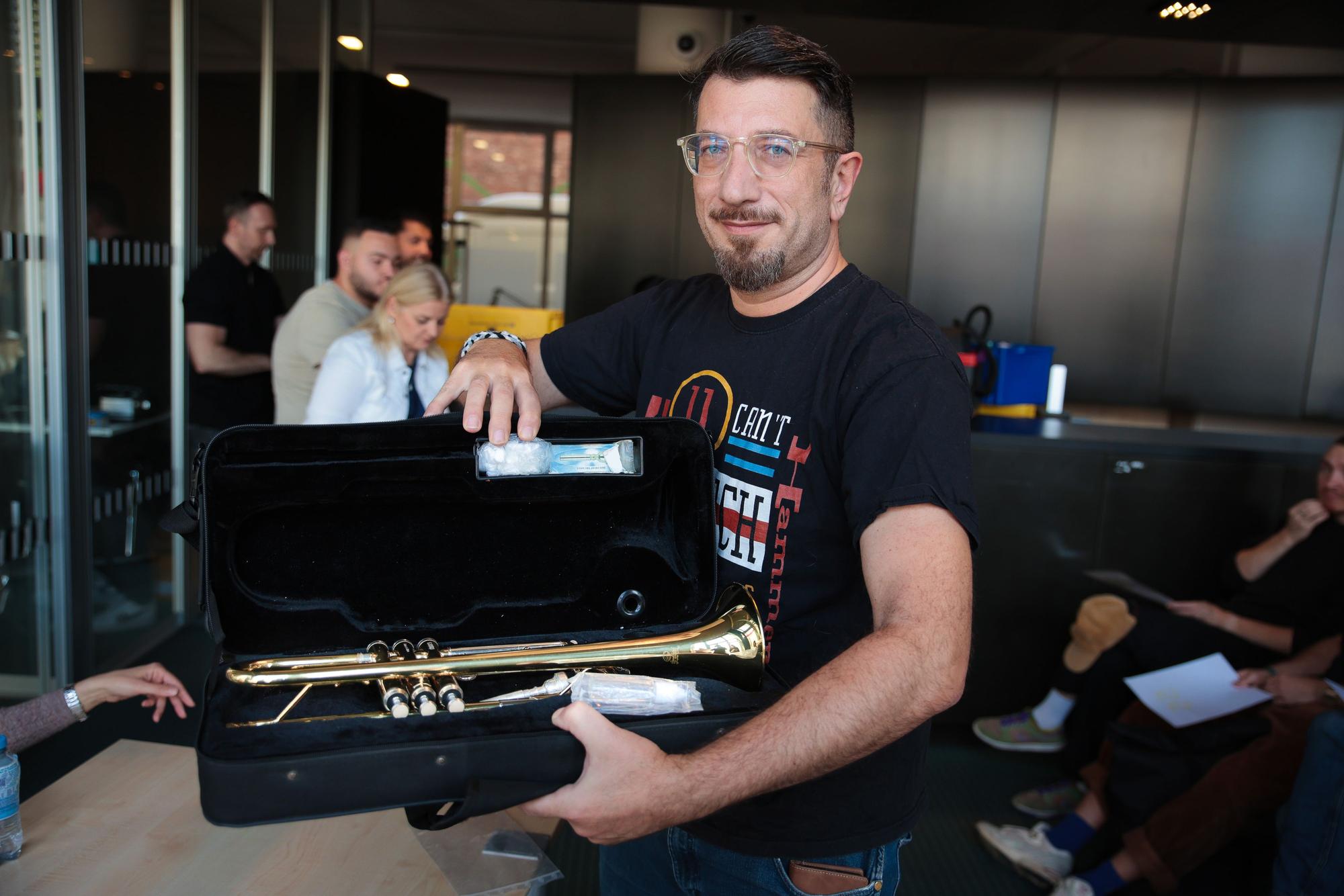 Elias sammelt Musikinstrumente und hofft für 70 Euro eine gutes Schnäppchen mit der Trompete, die er in die Kamera zeigt, gemacht zu haben.