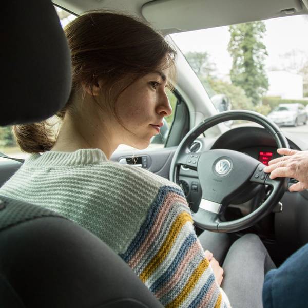 ILLUSTRATION - Unterricht am Steuer: Auch wer Schule nicht so mag - in der Fahrschule passt man besser konzentriert auf, das spart am Ende auch Geld. (zu dpa: «So lässt sich beim Führerschein sparen») Foto: Christin Klose/dpa-tmn - Honorarfrei nur für Bezieher des dpa-Themendienstes +++ dpa-Themendienst +++