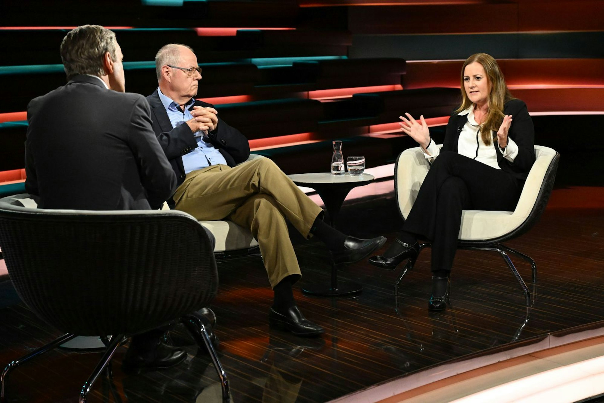 Linken-Politikerin Janine Wissler provozierte Widerspruch mit ihren Aussagen, nicht nur bei Peer Steinbrück (Mitte), sondern auch bei Moderator Markus Lanz. (Bild: ZDF / Cornelia Lehmann)