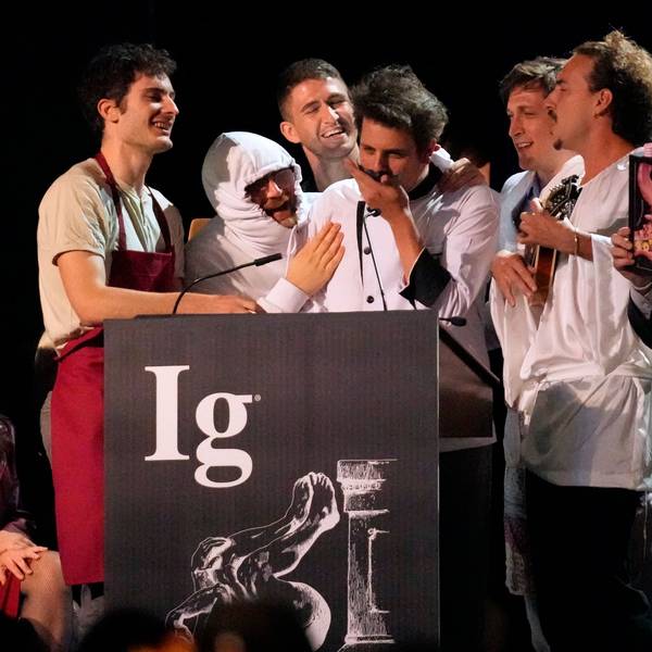 Der Ig-Nobelpreis für Ernährung wird von Daniele Dendi, Gabriel H. Segniagbeto, Roger Meek und Luca Luiselli entgegengenommen, die untersucht haben, inwieweit eine bestimmte Eidechsenart bestimmte Sorten von Pizza isst.