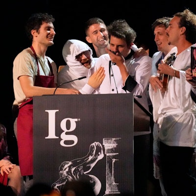 Der Ig-Nobelpreis für Ernährung wird von Daniele Dendi, Gabriel H. Segniagbeto, Roger Meek und Luca Luiselli entgegengenommen, die untersucht haben, inwieweit eine bestimmte Eidechsenart bestimmte Sorten von Pizza isst.