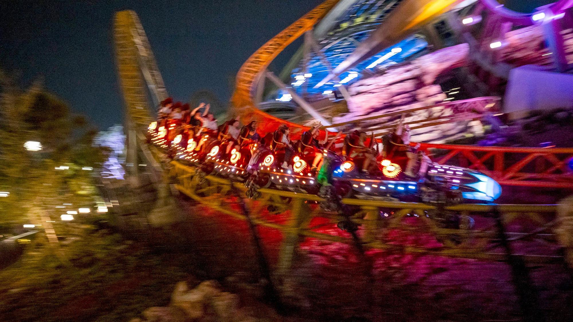 Die Achterbahn „Stardust Racers“ bei Nacht.