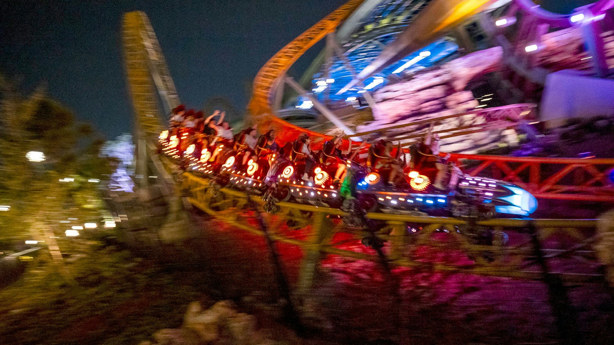 Die Achterbahn „Stardust Racers“ bei Nacht.