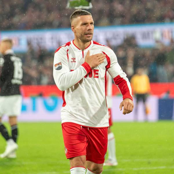 Lukas Podolski fasst sich während seines Abschiedsspiels im vergangenen Oktober im Kölner Stadion an die Brust.