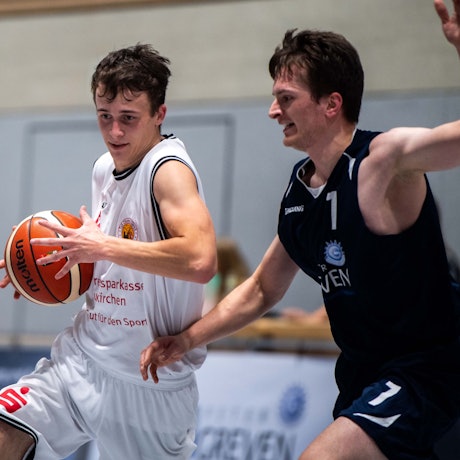 Das Bild zeigt einen Zweikampf aus dem Derby in der vergangenen Saison.