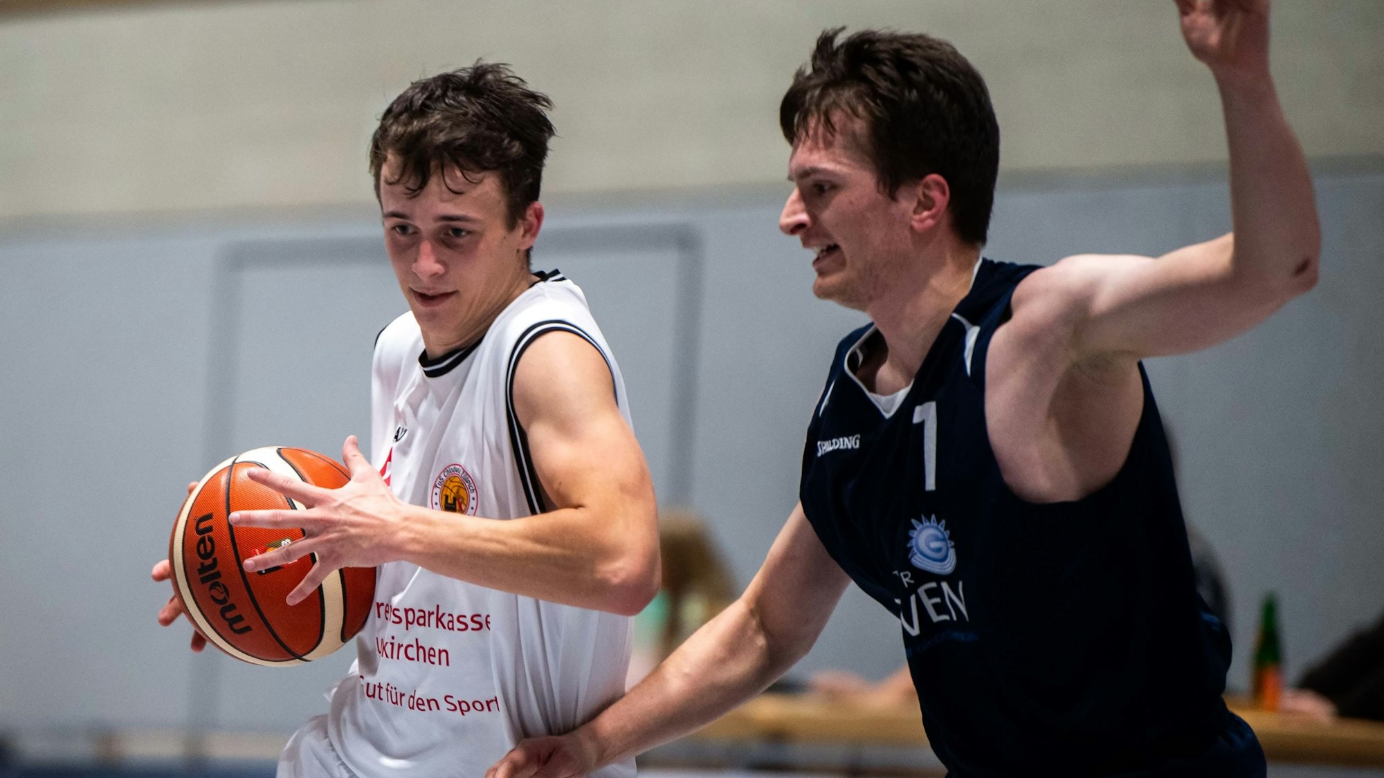 Das Bild zeigt einen Zweikampf aus dem Derby in der vergangenen Saison.