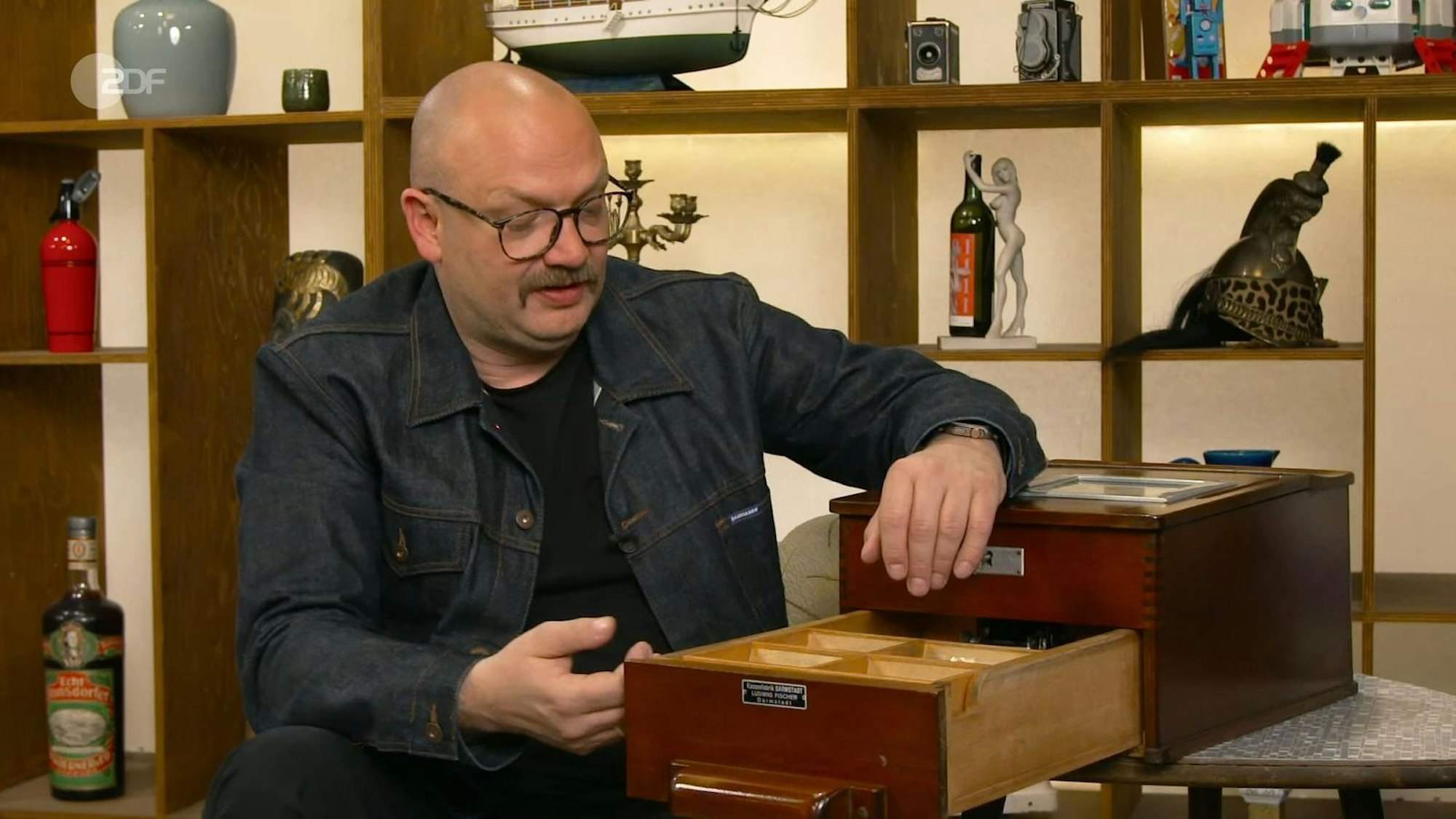 Die Spitzbubenkasse mit Diebstahlschutz aus den 1940er-Jahren schätzte Sven Deutschmanek auf 80 bis 120 Euro. Roman Runkel bezahlte sogar 150 Euro.
(Bild: ZDF)