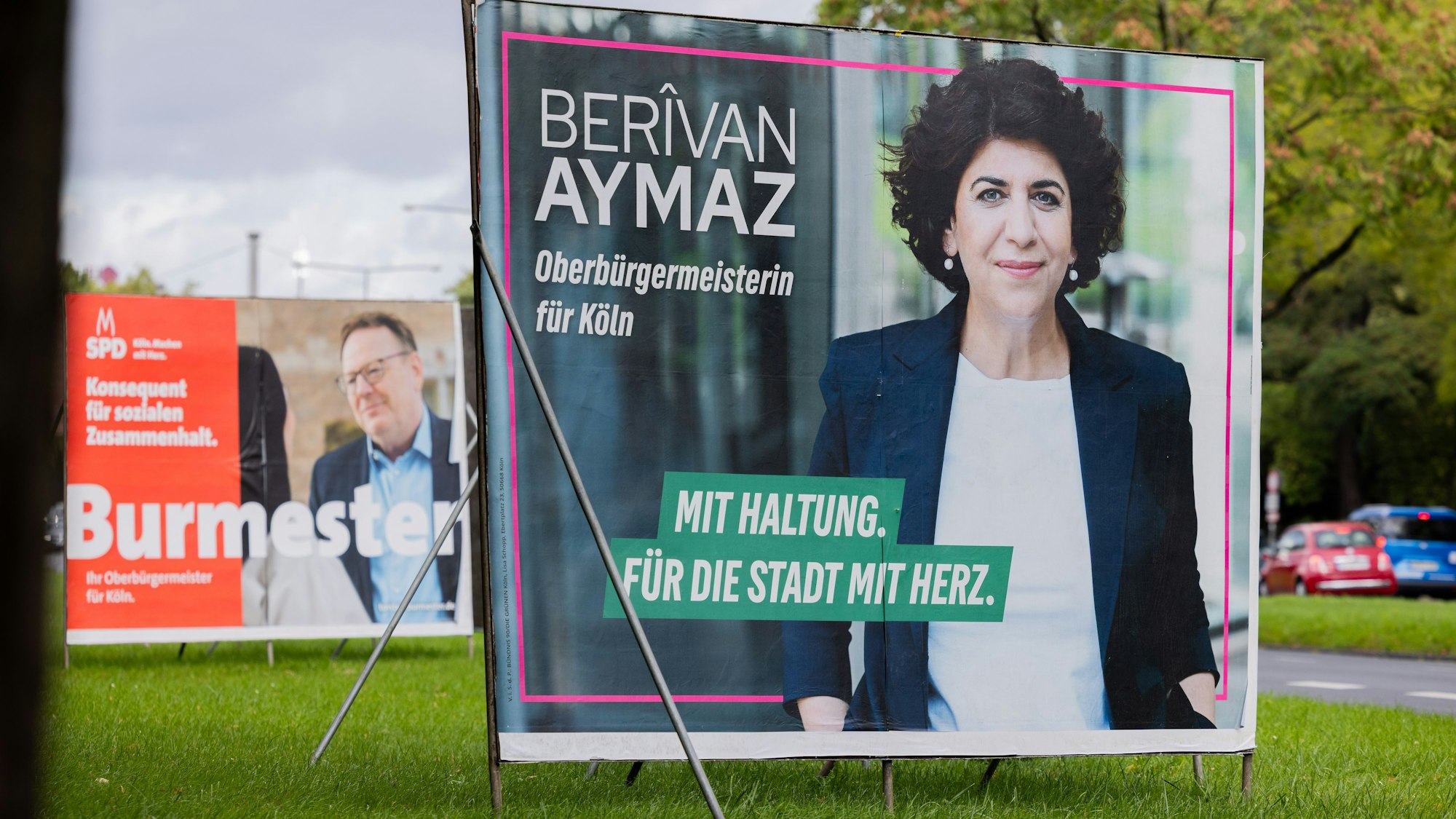 Wahlplakate der OB-Stichwahlkandidaten Berivan Aymaz (Grüne) und Torsten Burmester (SPD) in Köln.