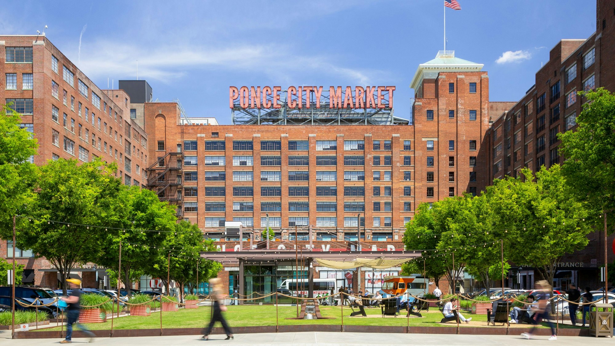 Ein Backstein-Gebäude mit Rasenfläche davor