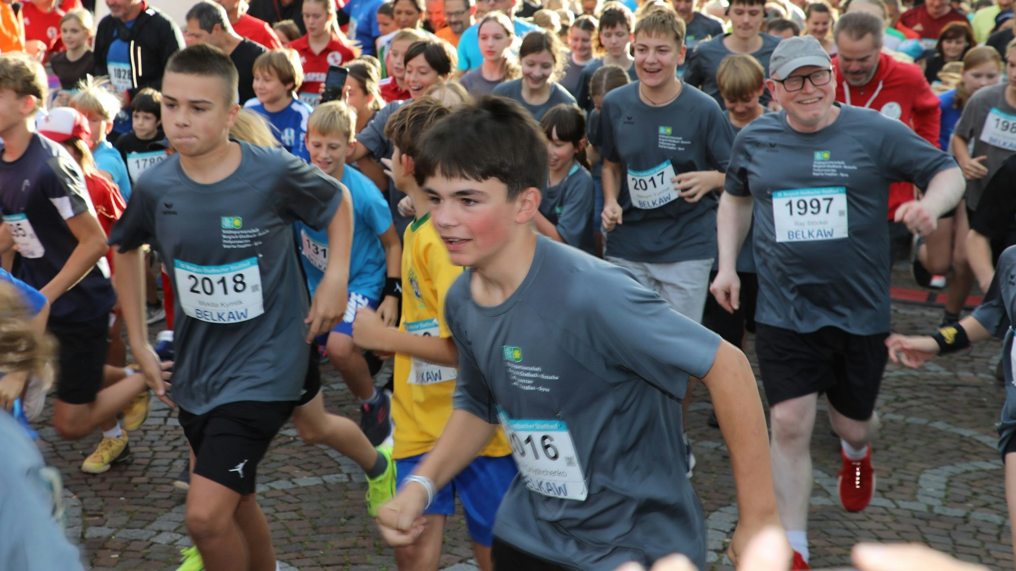Schüler aus Butscha und Bergisch Gladbach laufen beim Stadtlauf mit.
