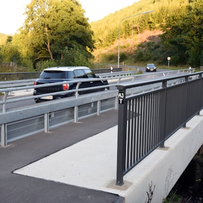 Ein Auto fährt über eine Brücke.