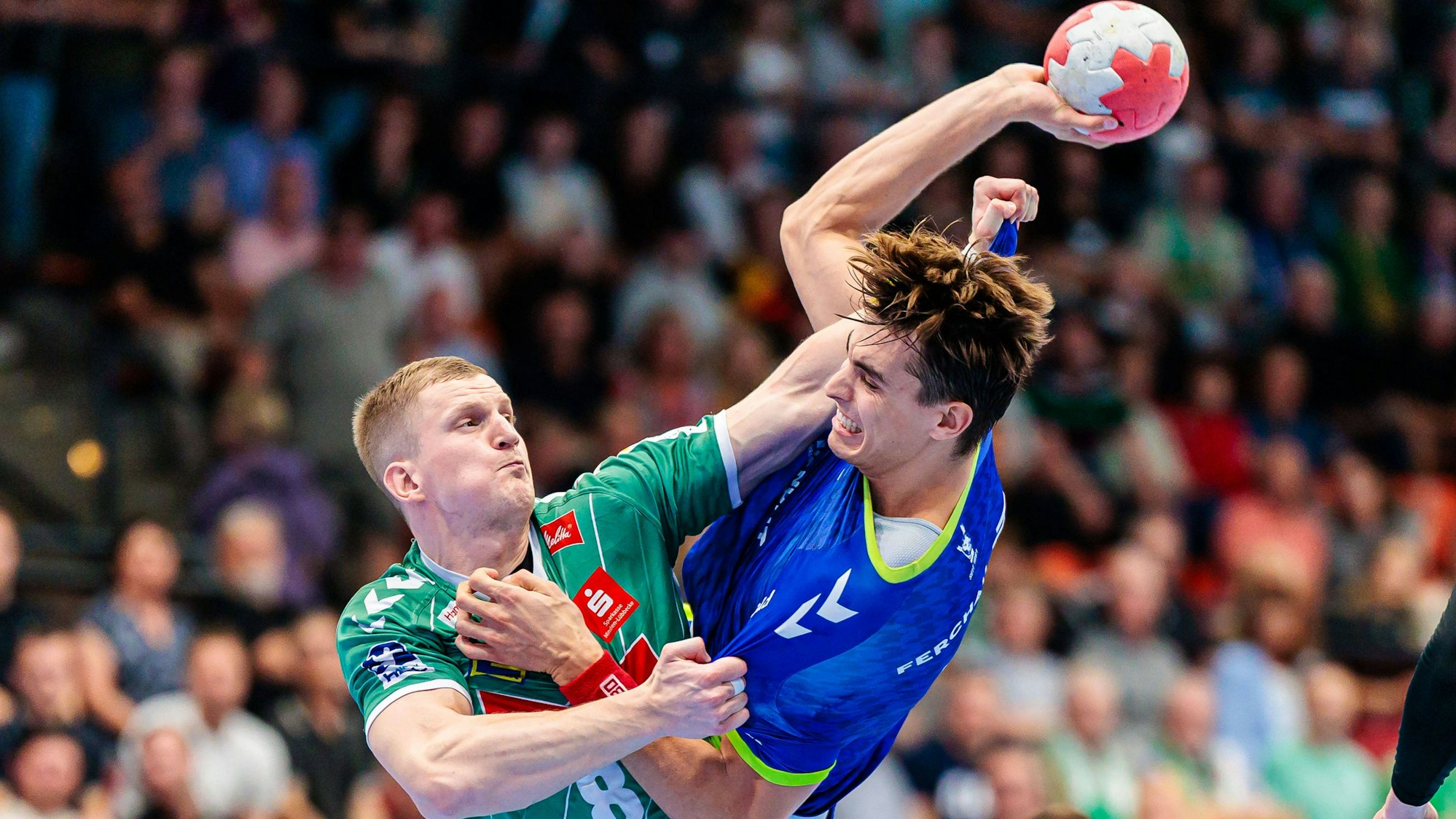 Der Mindener Karolis Antanavicius will Julian Köster abwehren.