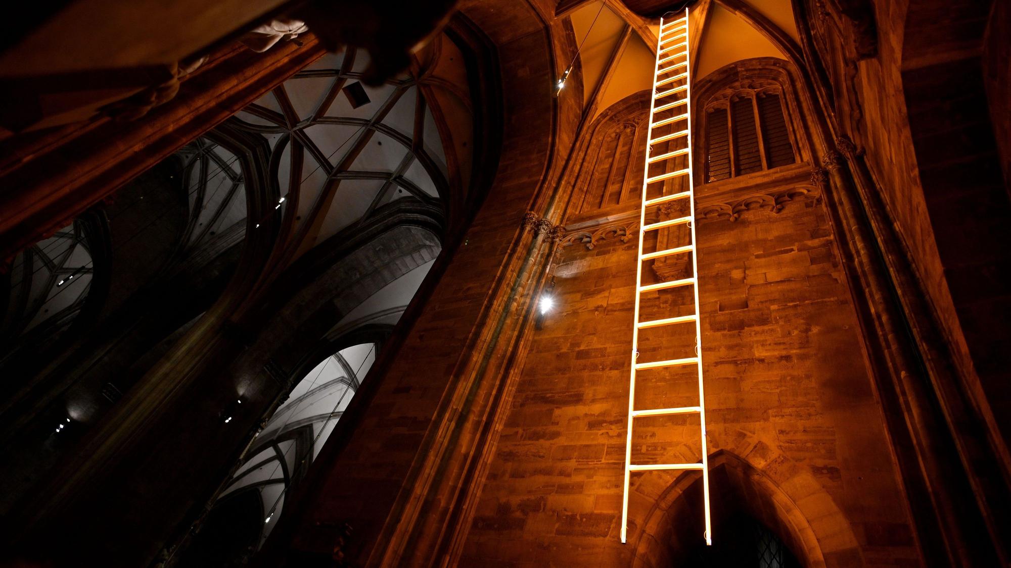 Die Kunstinstallation „Himmelsleiter“ der Wiener Künstlerin Billi Thanner, hier angebracht im Wiener Stephansdoms 2021. (Archivbild)
