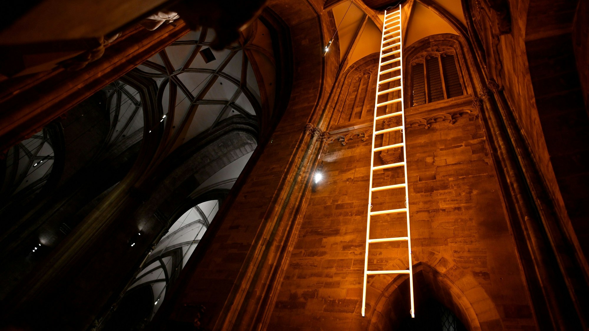 Die Kunstinstallation „Himmelsleiter“ der Wiener Künstlerin Billi Thanner, hier angebracht im Wiener Stephansdoms 2021. (Archivbild)