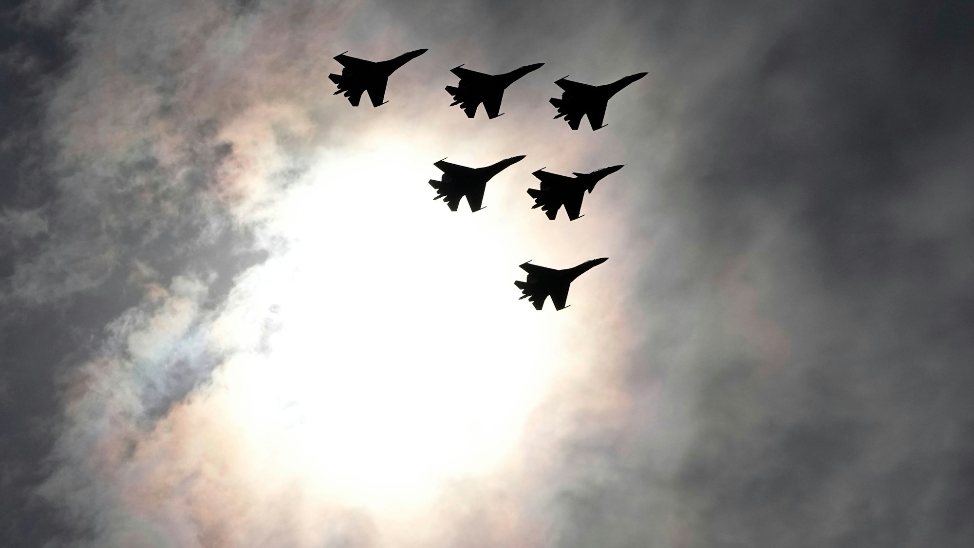 Das Bild zeigt Sukhoi Su-35S-Kampfjets der russischen Kunstflugstaffel "Russian Knights". Foto: Dmitri Lovetsky/AP/dpa