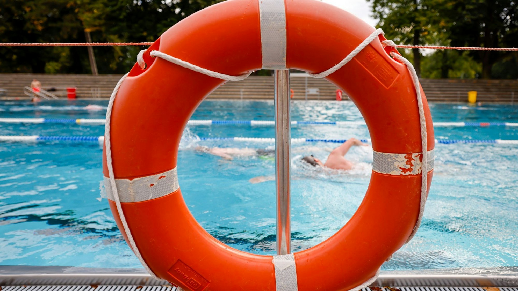 Ein Rettungsring hängt am Rand eines Schwimmbeckens im Stadionbad in Köln. Die Schwimmer nutzten den Endspurt des Sommers in NRW.