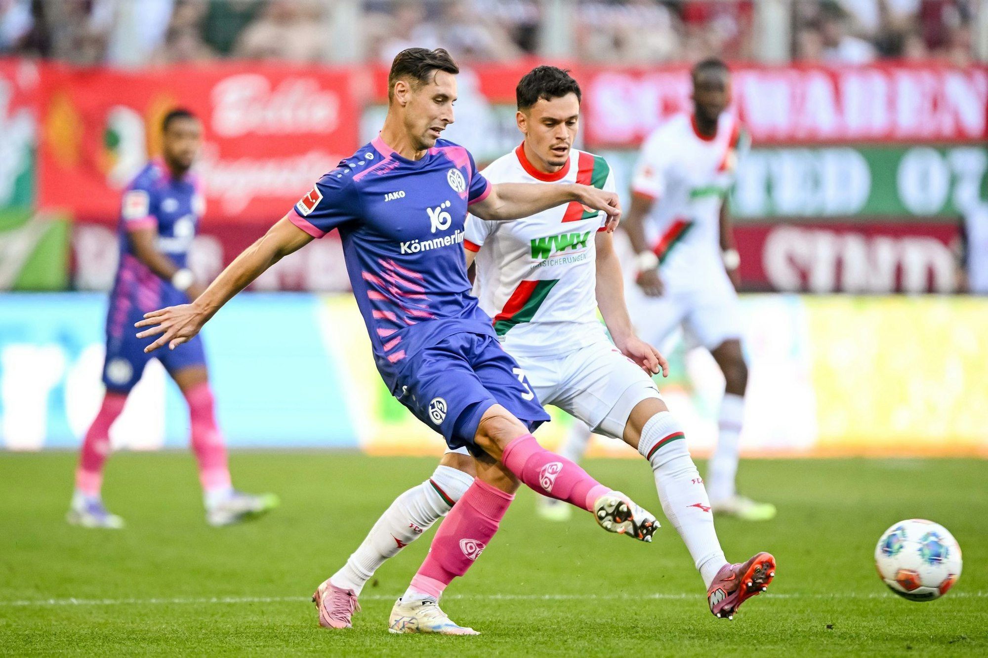 Mainz-Profi Dominik Kohr (links) und Augsburgs Fabian Rieder kämpfen um den Ball.