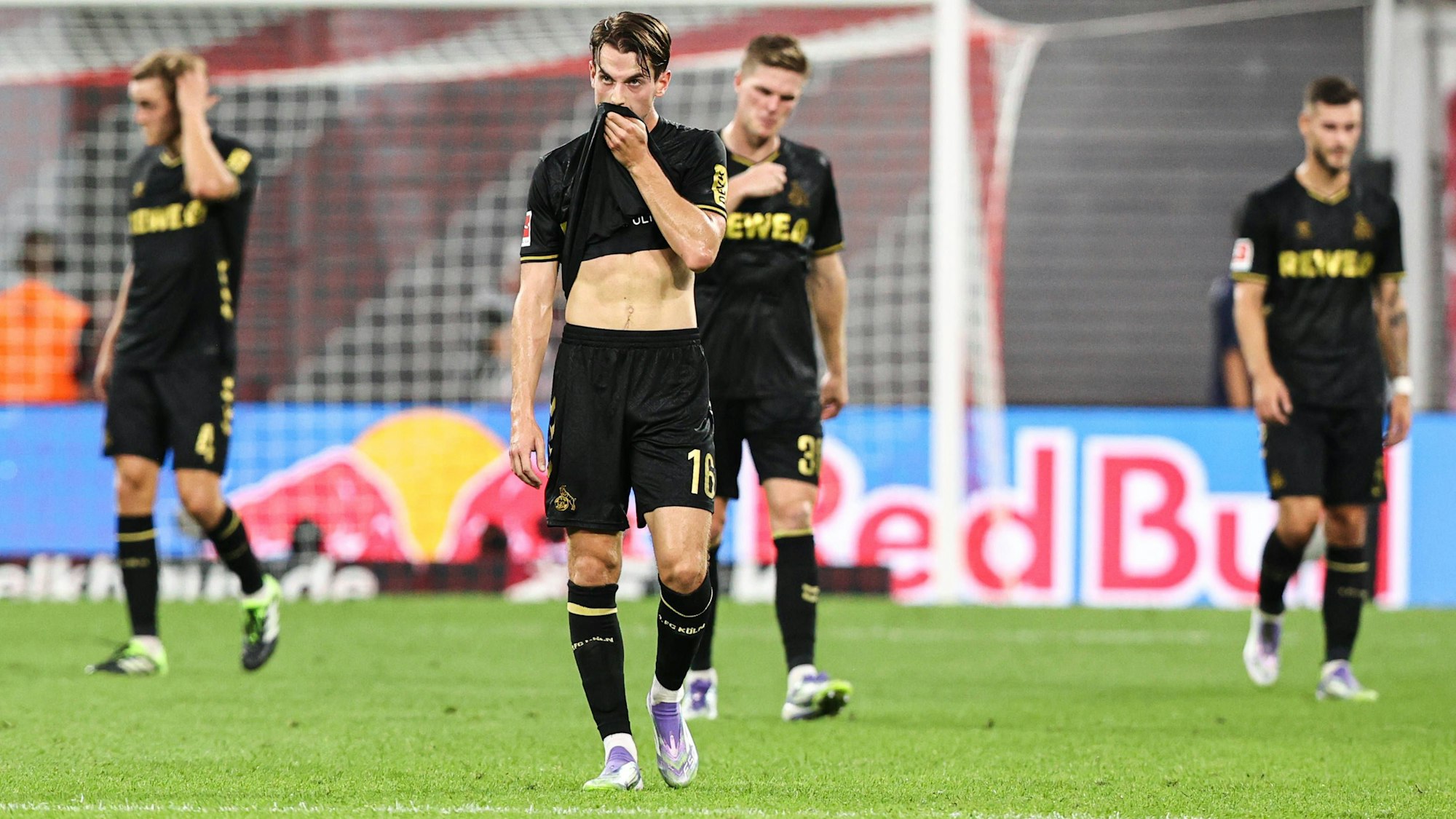 Enttäuschte Gesichter beim 1. FC Köln: Leipzig setzte sich am Samstag gegen die Mannschaft von Trainer Lukas Kwasniok mit 3:1 (3:1) durch.