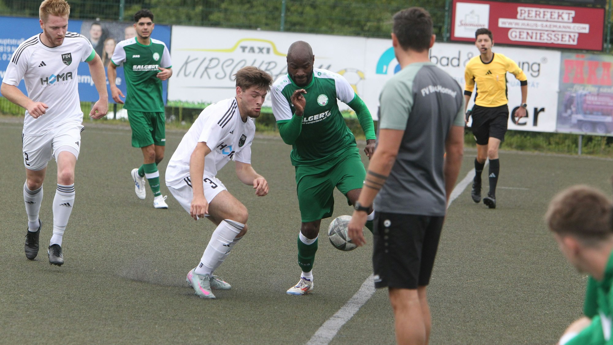 Fußball Landesliga FSV Neunkirchen-Seelscheid gegen FV Bad Honnef 0:3
Brian Asongyani Defang gegen Kjell Somnonia
