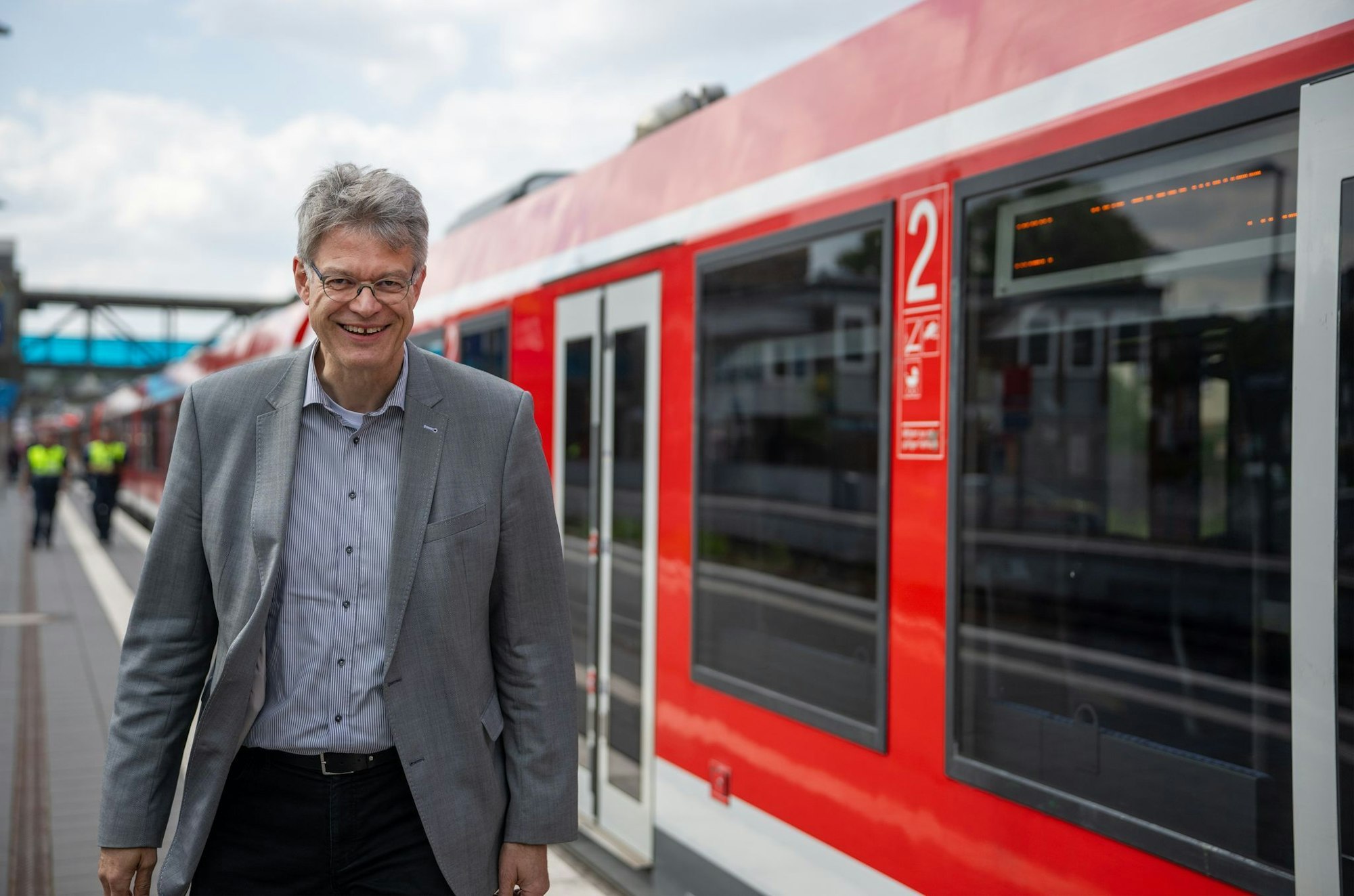 Kann mit dem Bahnverkehr in Deutschland nicht zufrieden sein: Bundesverkehrsminister Patrick Schnieder (CDU). (Archivbild)