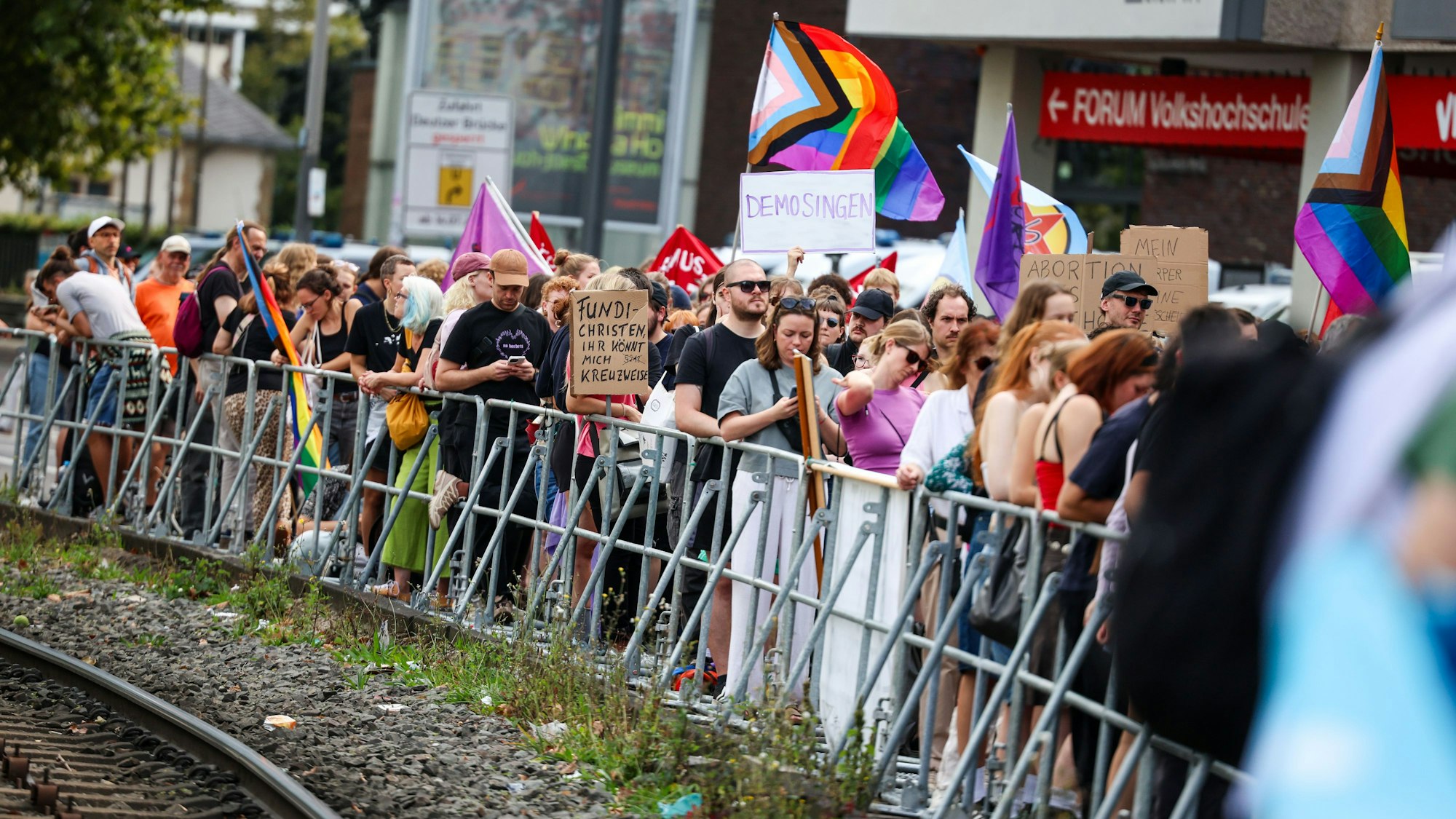 Zahlreiche Teilnehmer nehmen an der Gegendemo in Köln teil.