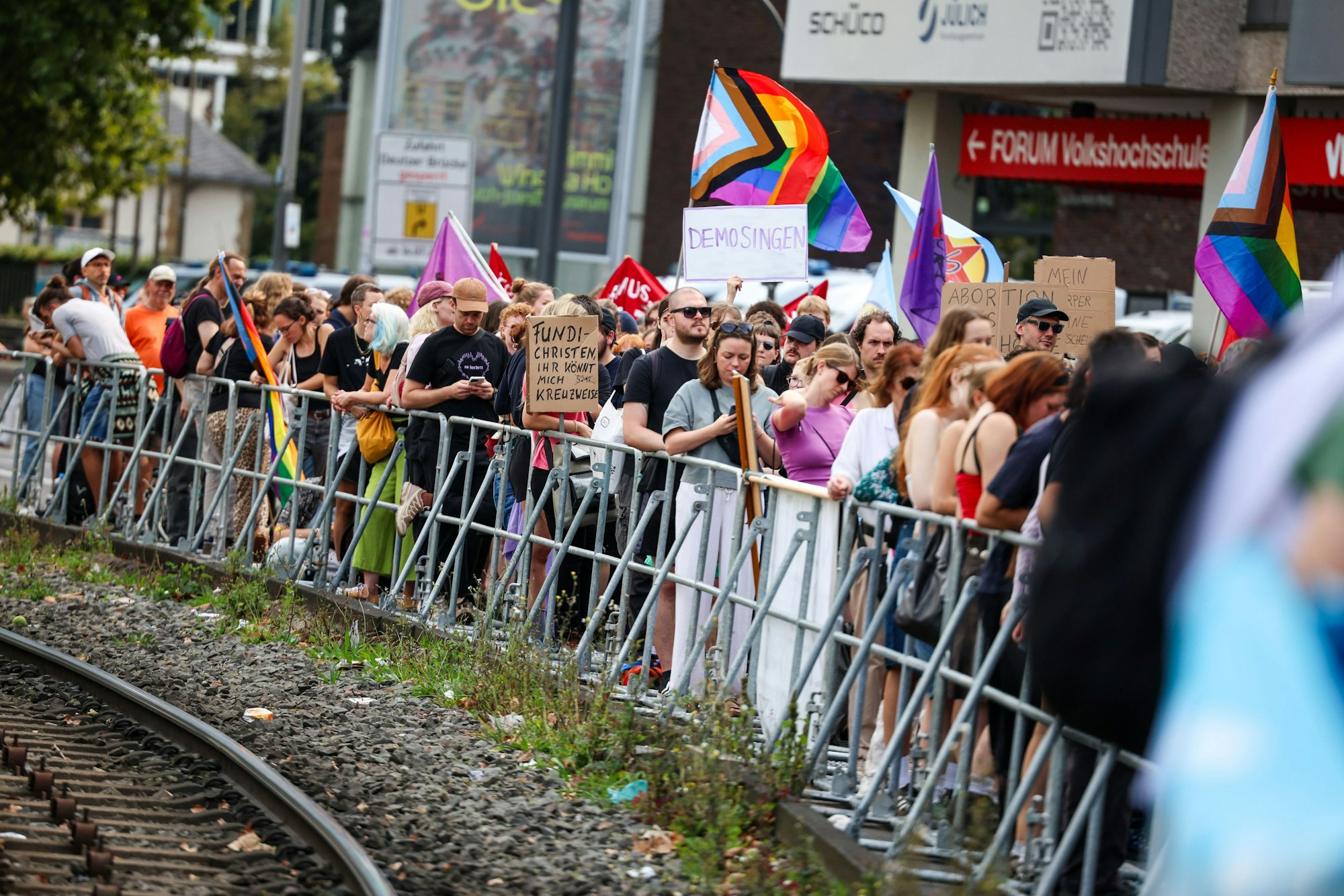 Zahlreiche Teilnehmende nehmen an der Gegendemo gegen den "Marsch für das Leben" teil.