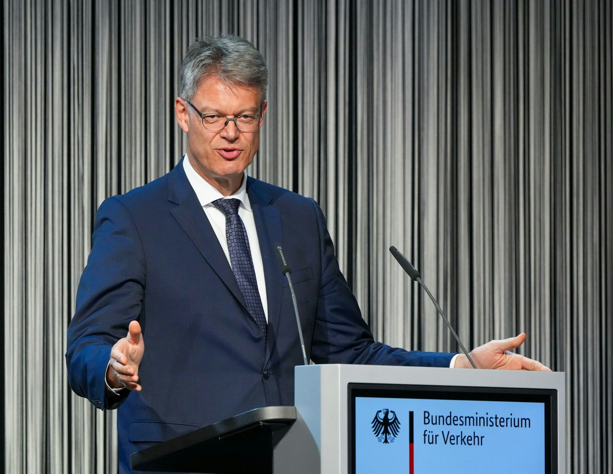 Bundesverkehrsminister Patrick Schnieder hofft, dass der neue Chef samt neuer Strategie bei der Bahn den Richtungswechsel einleitet. (Archivbild)
