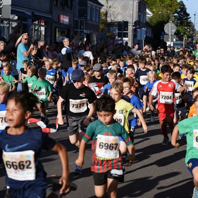 Das Foto zeigt die jüngsten Läufer bei Wipperfürther Stadtlauf.