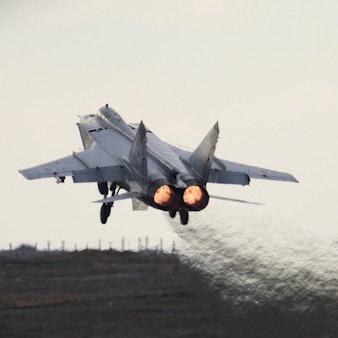 Ein russisches MiG-31-Kampfflugzeug beim Start. Drei der Flugzeuge sind nach estnischen Angaben in unerlaubt in den Luftraum des Landes eingedrungen. (Archivbild)