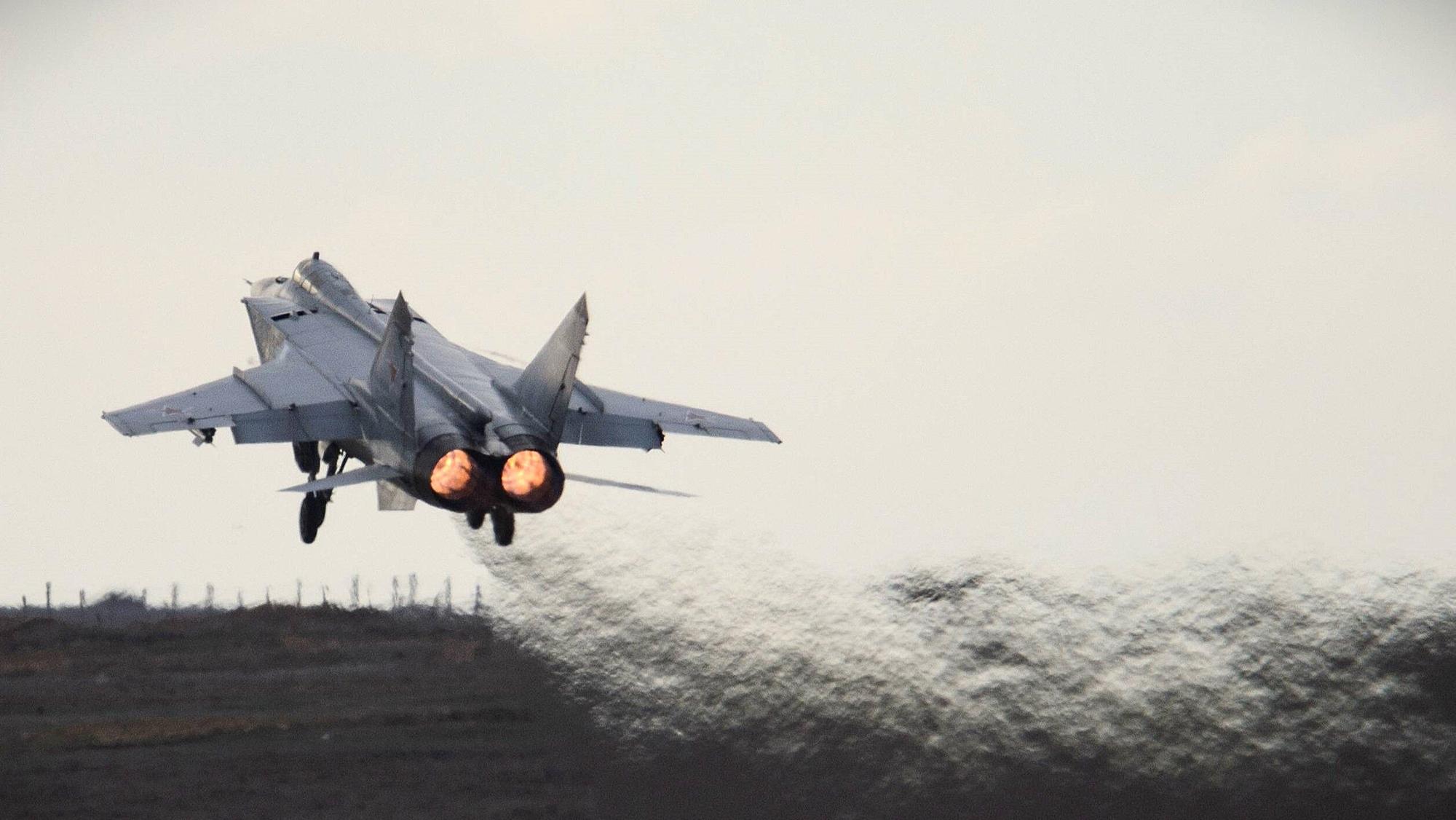 Ein russisches MiG-31-Kampfflugzeug beim Start. Drei der Flugzeuge sind nach estnischen Angaben in unerlaubt in den Luftraum des Landes eingedrungen. (Archivbild)