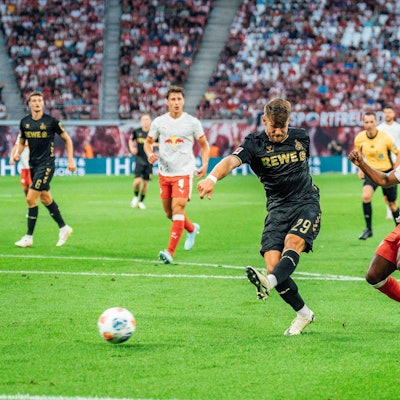 Jan Thielmann erzielt das zwischenzeitliche 1:1 für den 1. FC Köln in Leipzig. (Archivbild)