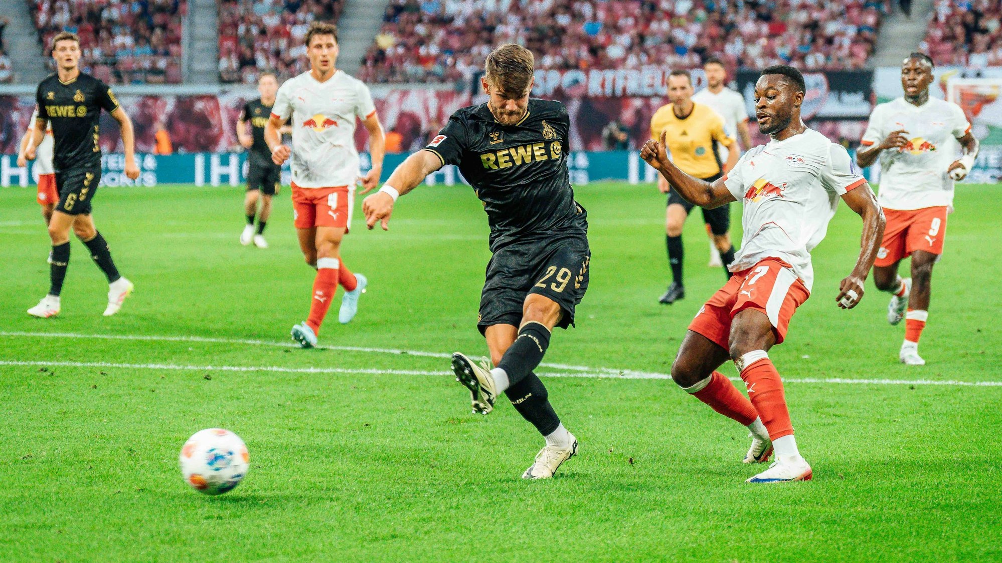 Jan Thielmann erzielt das zwischenzeitliche 1:1 für den 1. FC Köln in Leipzig. (Archivbild)