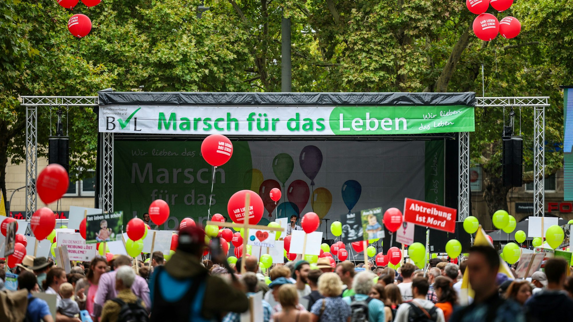 Eine Bühne mit der Aufschrift „Marsch für das Leben“ steht am Veranstaltungsort der Kundgebung auf dem Kölner Neumarkt.