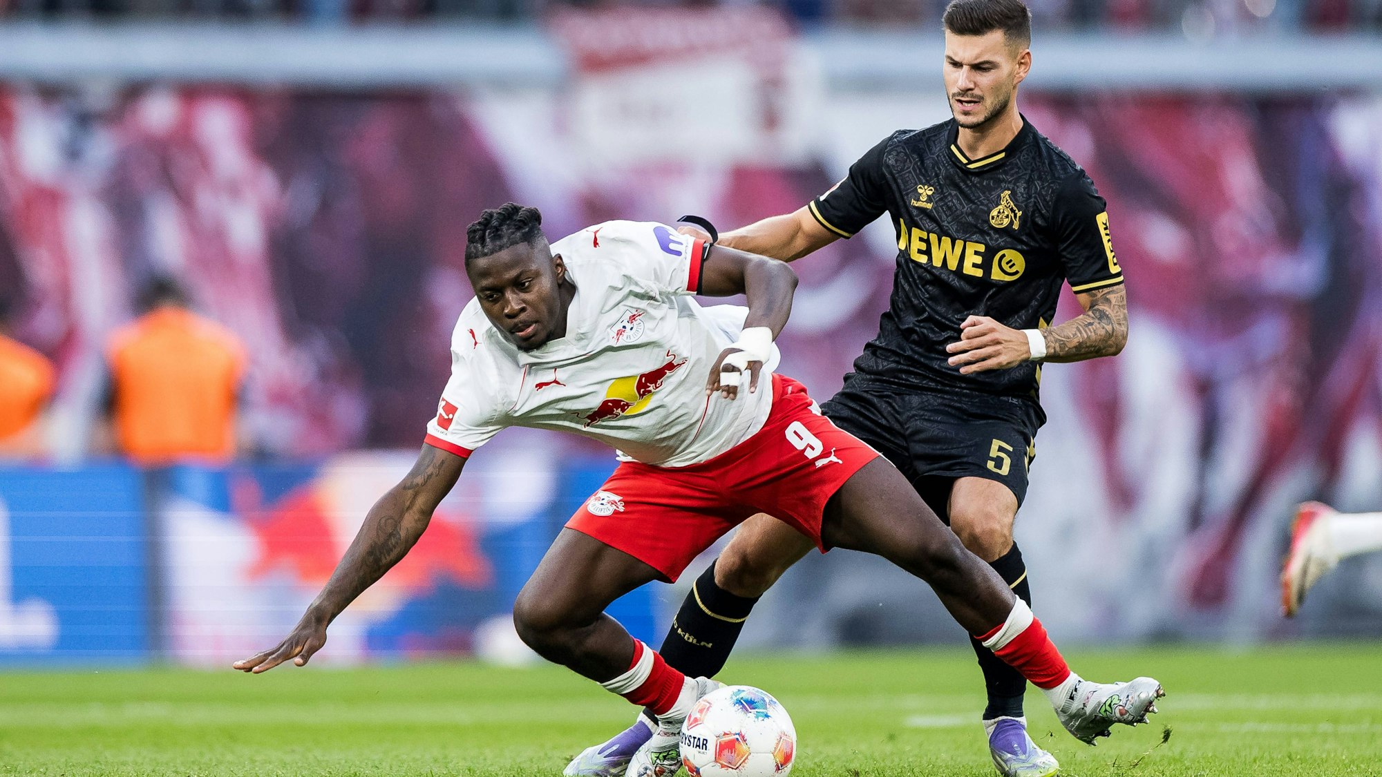 Johan Bakayoko im Duell mit Tom Krauß.