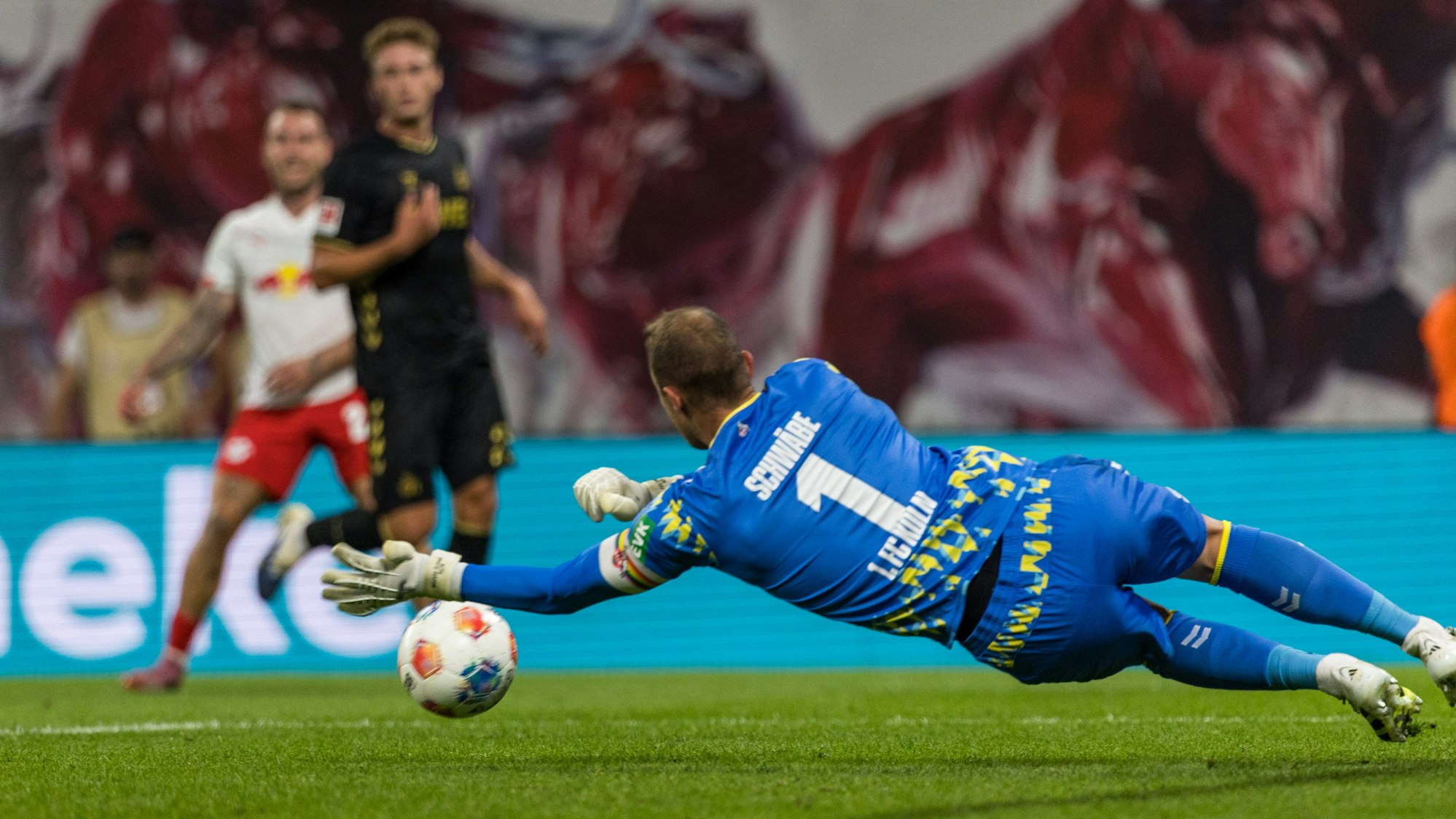 FC-Torhüter Marvin Schwäbe im Einsatz gegen RB Leipzig.