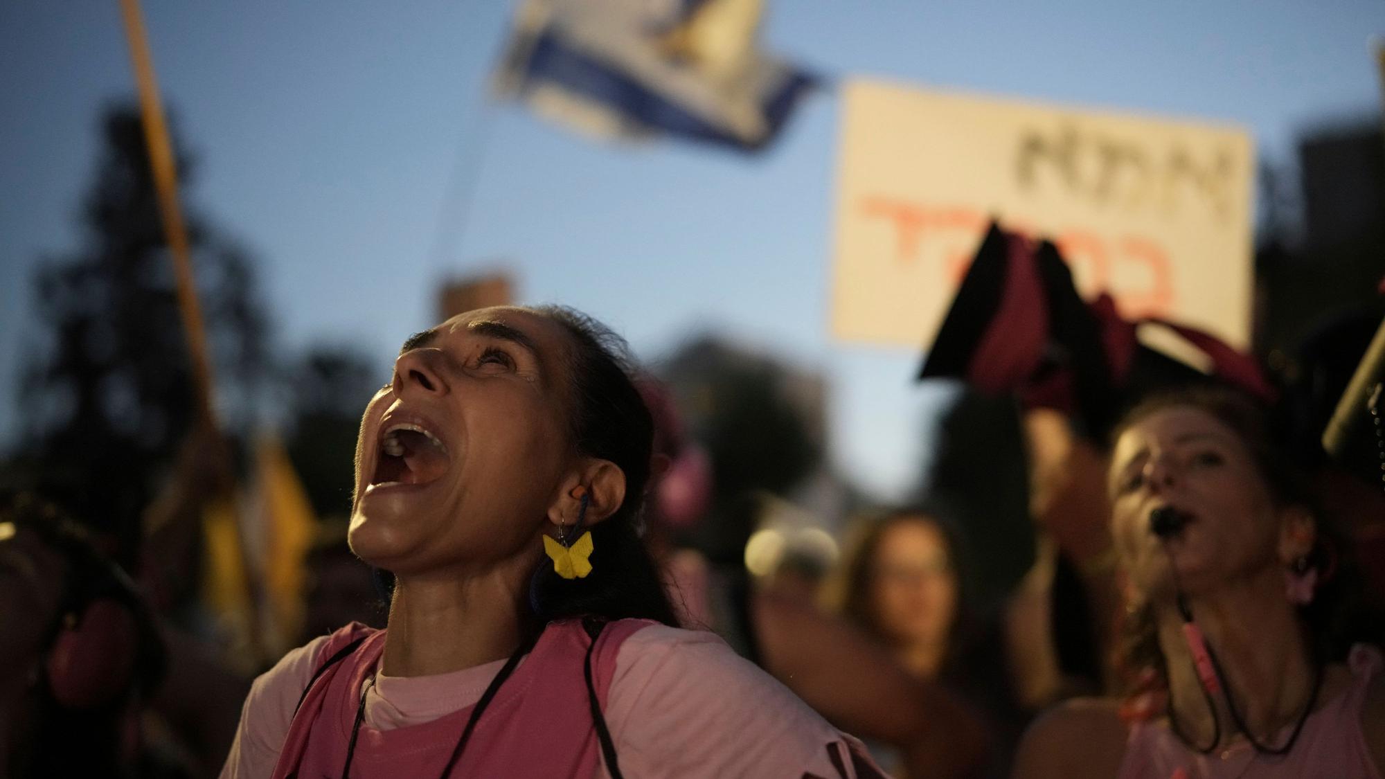 Menschen nehmen an einer Demonstration teil, bei der die sofortige Freilassung aller von der Hamas festgehaltenen Geiseln und ein Ende des Krieges im Gazastreifen gefordert wird.