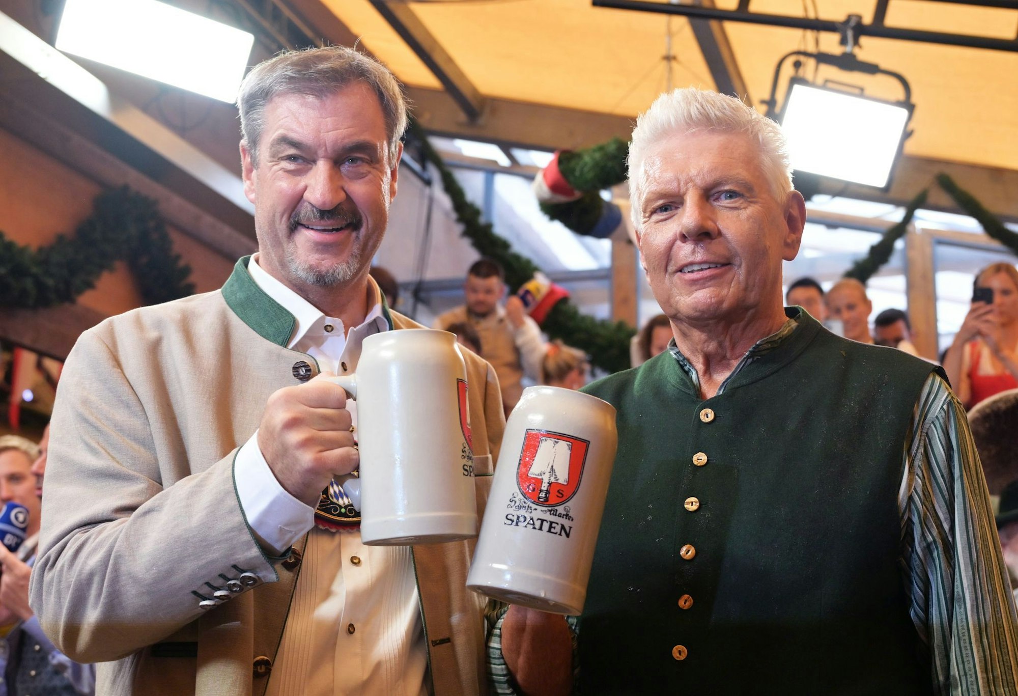 Ministerpräsident Söder (l.) und Münchens OB Reiter (r.) stoßen an.