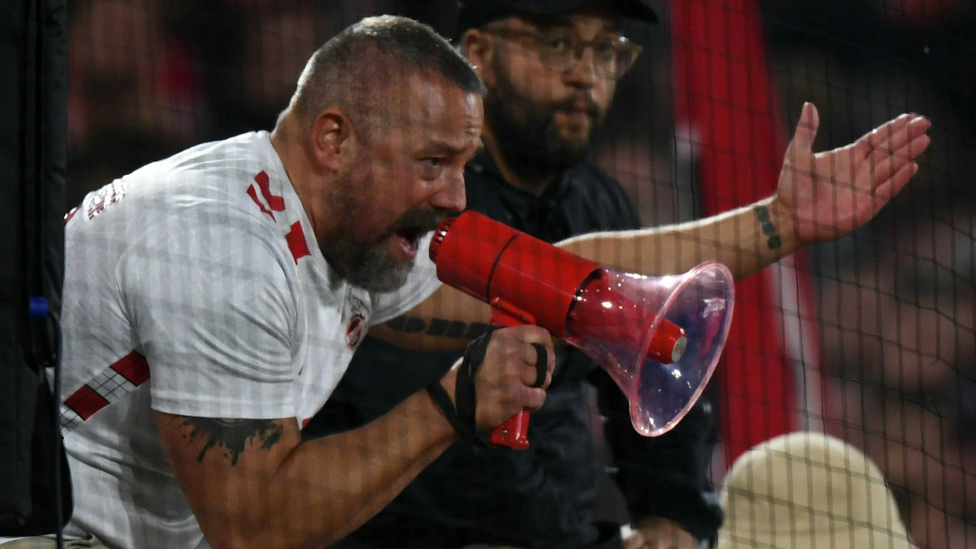 FC-Capo Stephan Schell spricht bei einem Spiel in ein Megafon.