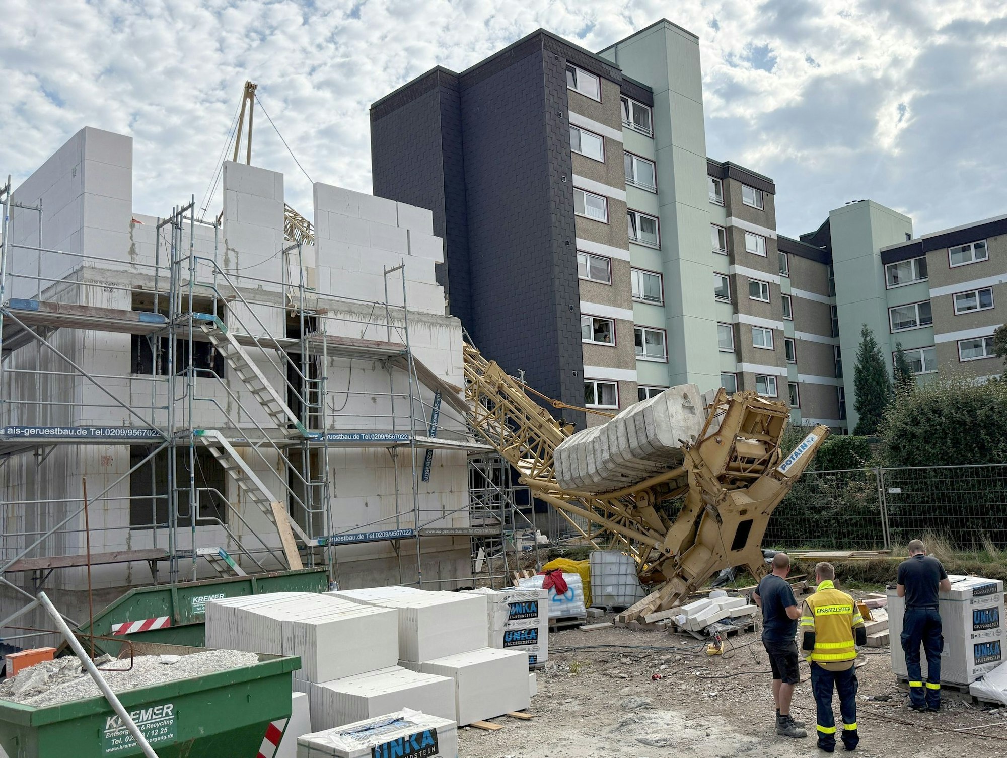 Ein Baukran ist in den Rohbau eines Hochhauses gestürzt.
