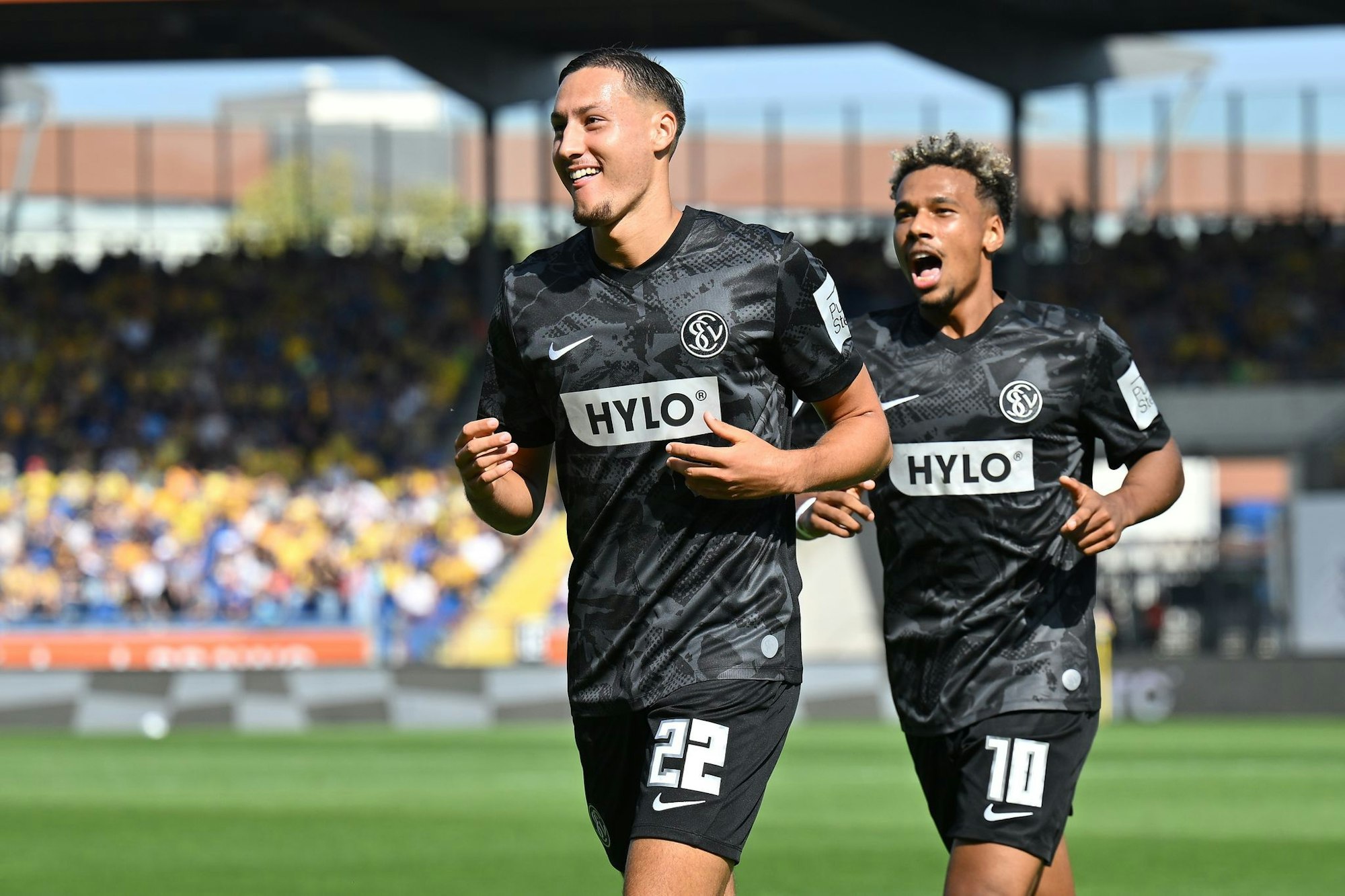 Younes Ebnoutalib (l) bringt Elversberg in Führung.