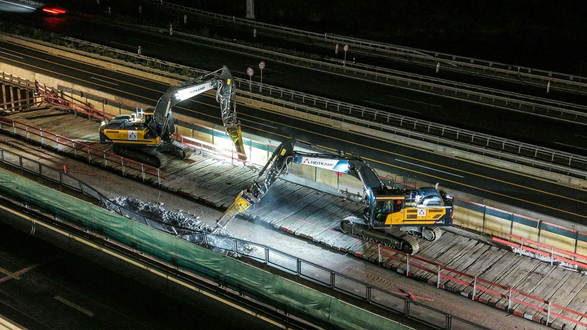 Zwei Bagger sind bei Abbrucharbeiten an der A45 im Einsatz. Am Westhofener Kreuz wurde die Autobahn gesperrt.