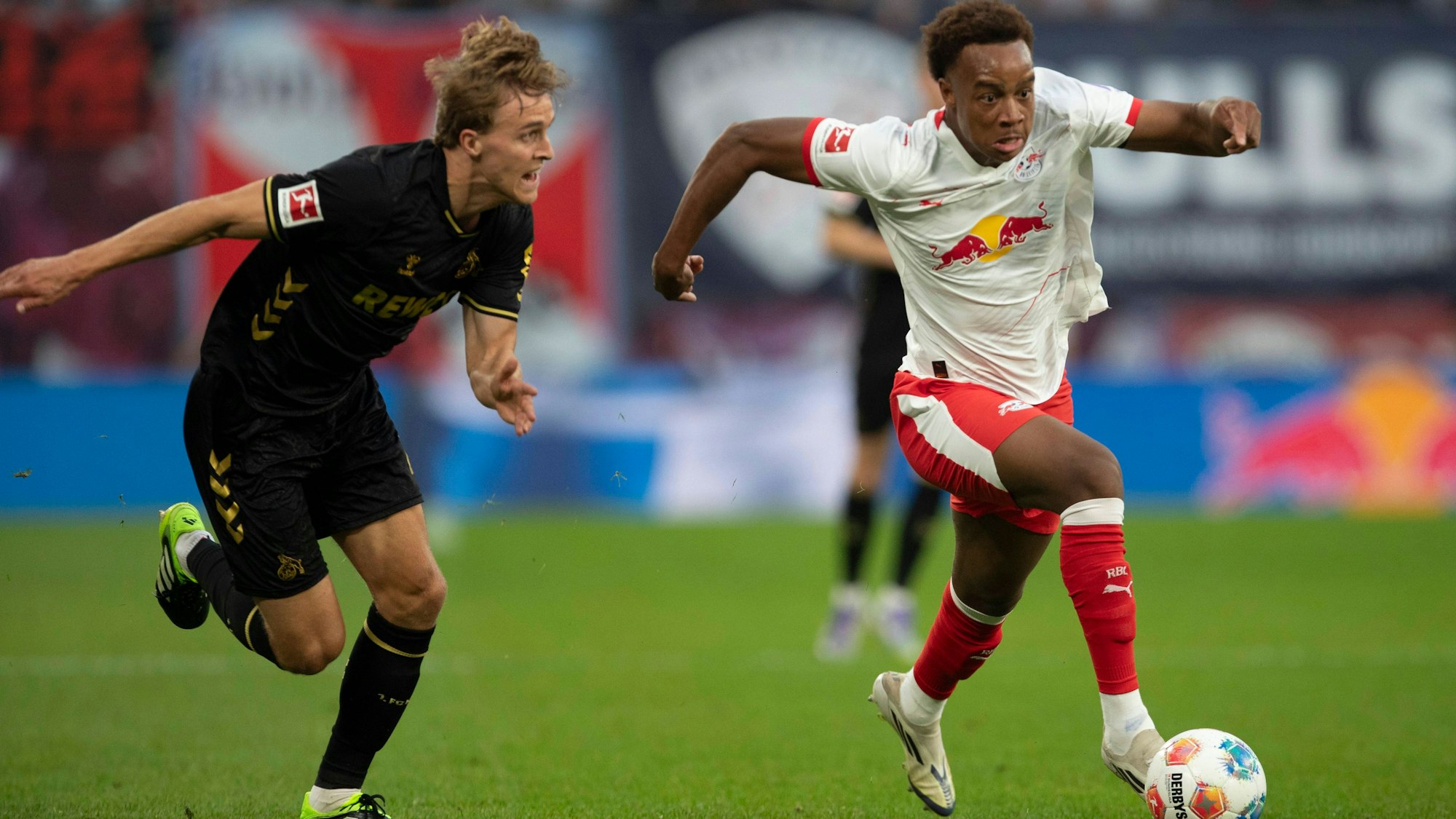 Timo Hübers im Zweikampf mit Assan Ouedraogo. Der 1. FC Köln musste in Leipzig die erste Saisonniederlage einstecken.