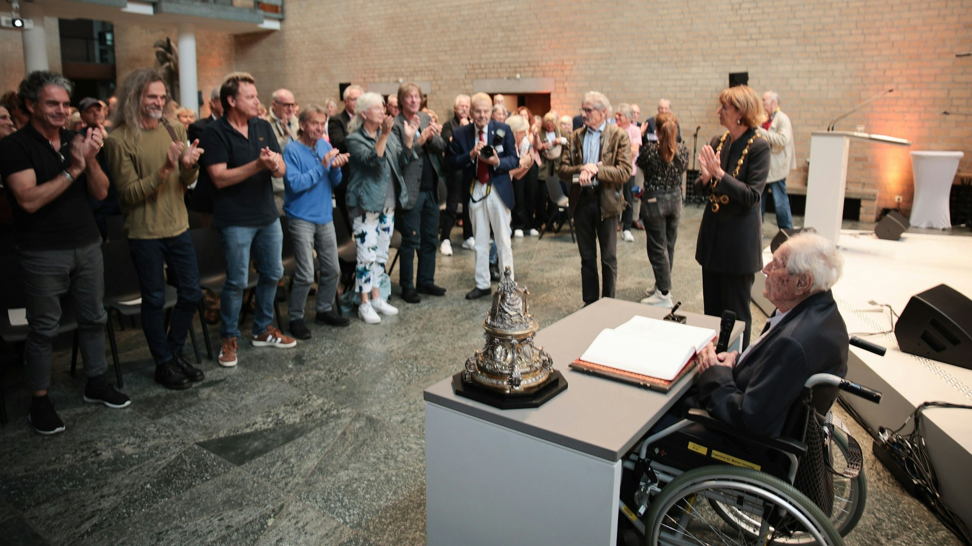Applaus für Ludwig Sebus im Kölner Rathaus.