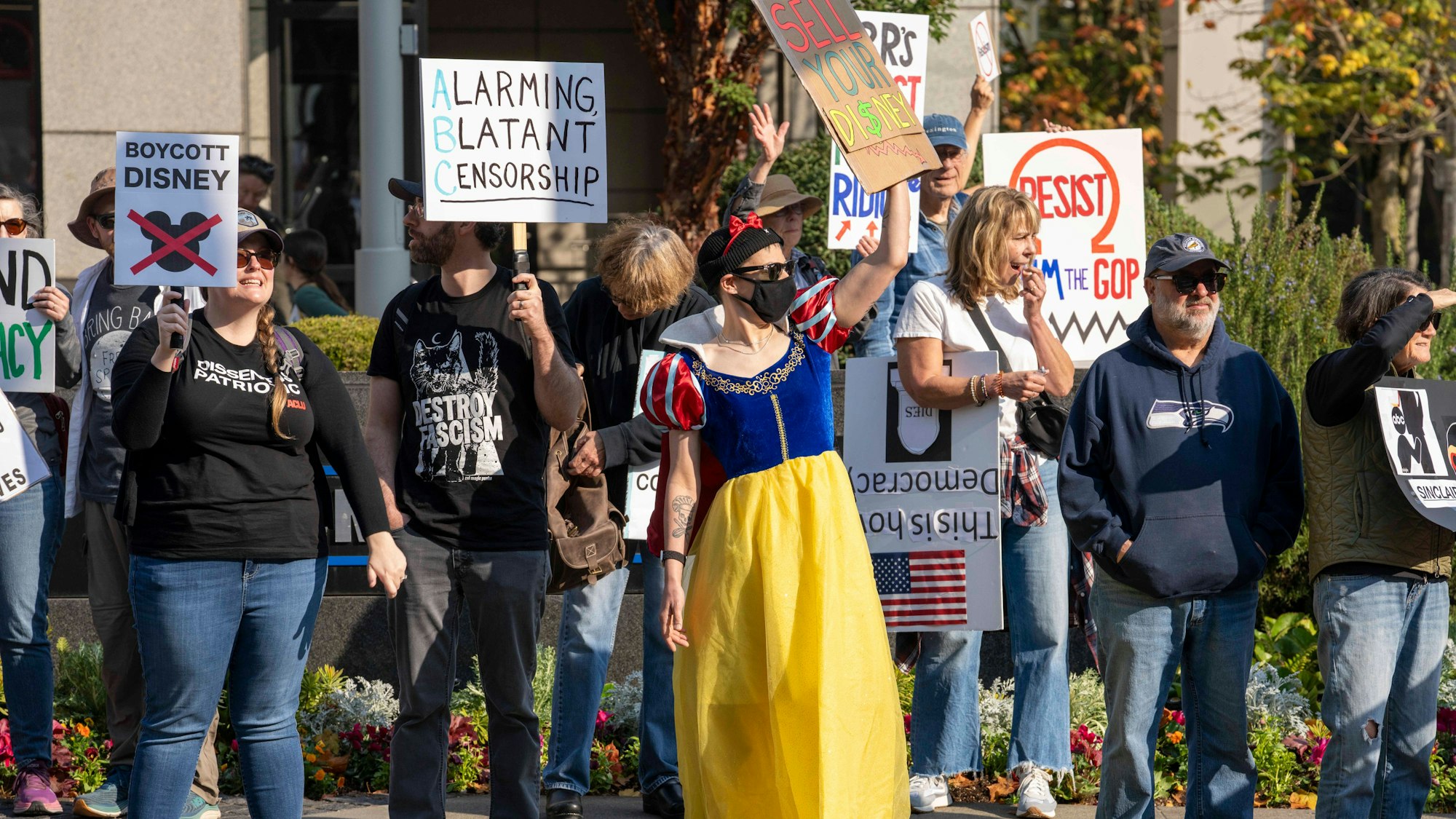 Menschen versammeln sich vor dem Hauptquartier von KOMO-TV, dem zur Sinclair Broadcast Group gehörenden ABC-Fernsehsender in Seattle, um gegen die Absetzung der Late-Night-Show Jimmy Kimmel Live! durch ABC zu protestieren, die Anfang der Woche nach Drohungen des FCC-Vorsitzenden Carr und des US-Präsidenten Trump erfolgte.
