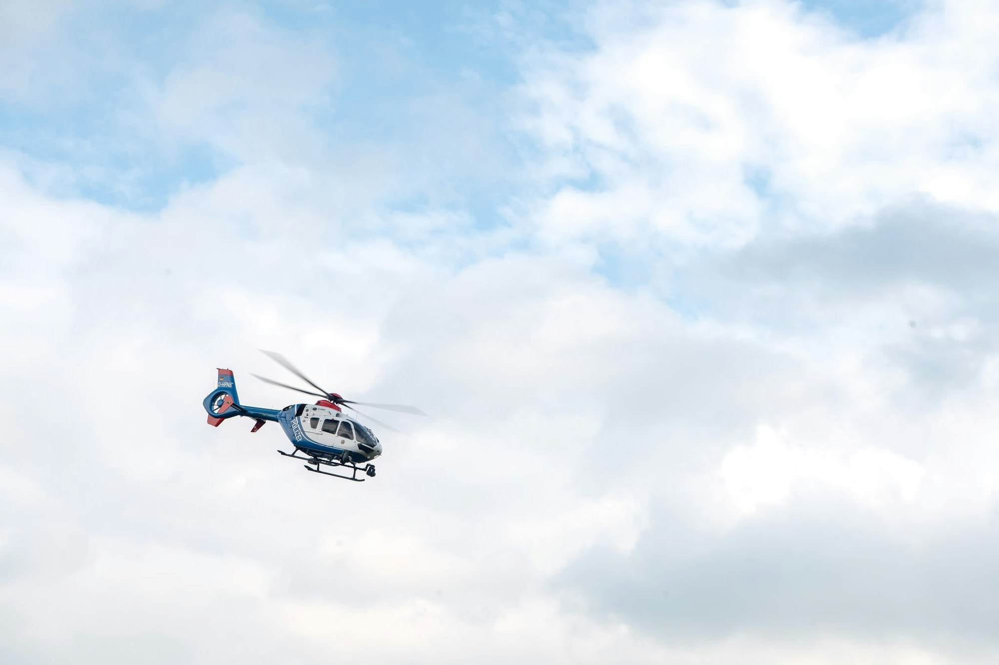 Nach den flüchtigen Autoinsassen fahndet die Polizei auch mit einem Hubschrauber – ohne Erfolg. (Symbolbild)