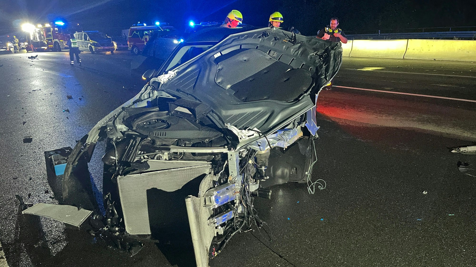 Auf der Autobahn 3 sind in Höhe der Anschlussstelle Lohmar drei Autos zusammengestoßen, drei Menschen wurden verletzt.