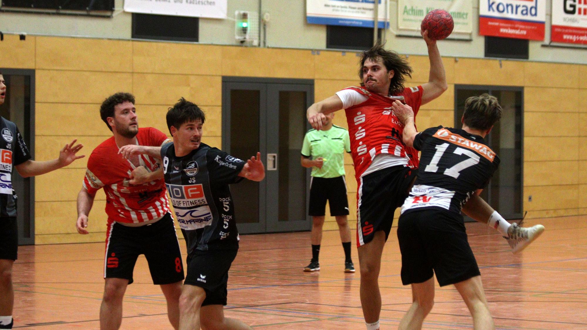 Euskirchens Spieler Jarl Schramm wird beim Wurf am Trikot gezogen.
