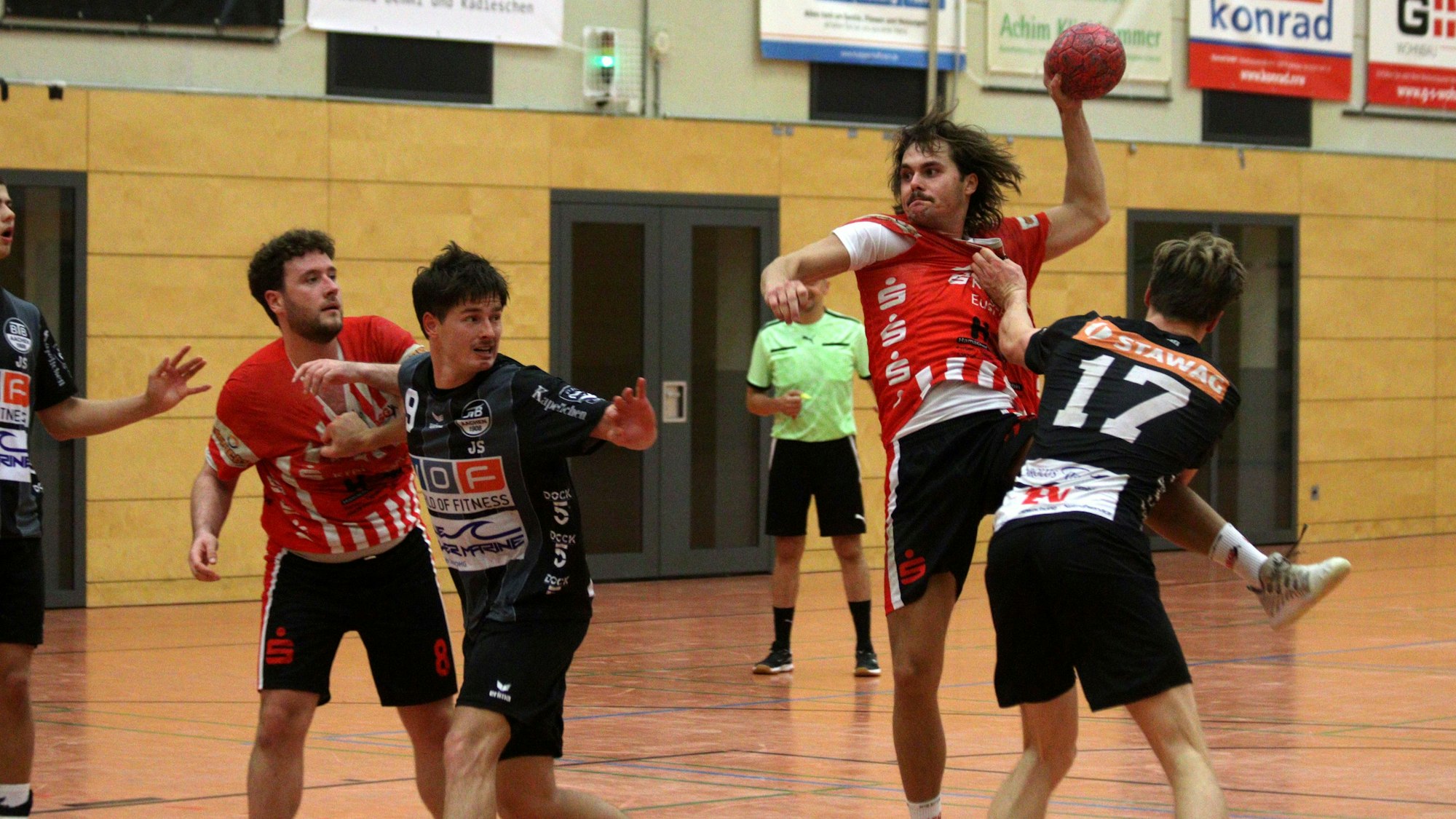 Euskirchens Spieler Jarl Schramm wird beim Wurf am Trikot gezogen.